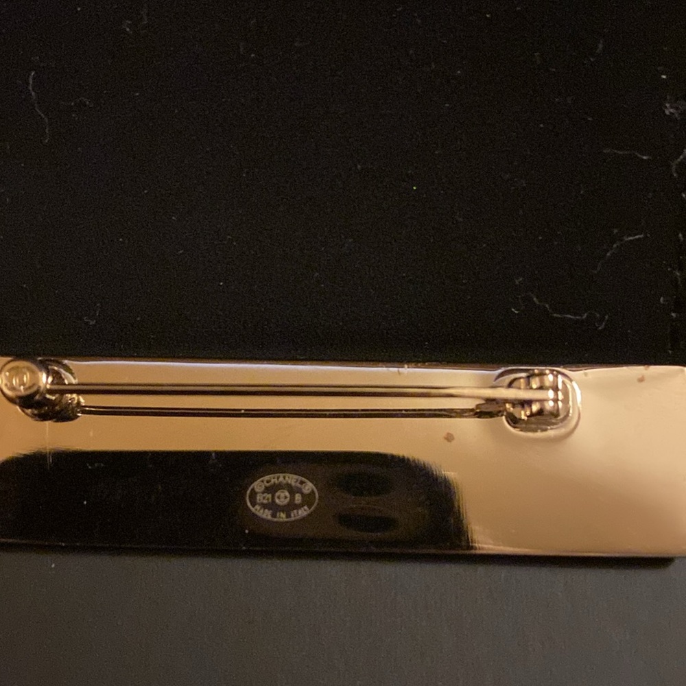 CHANEL metal gold with white enamel trim and Chanel signature brooch 2021 - Picture 4 of 5